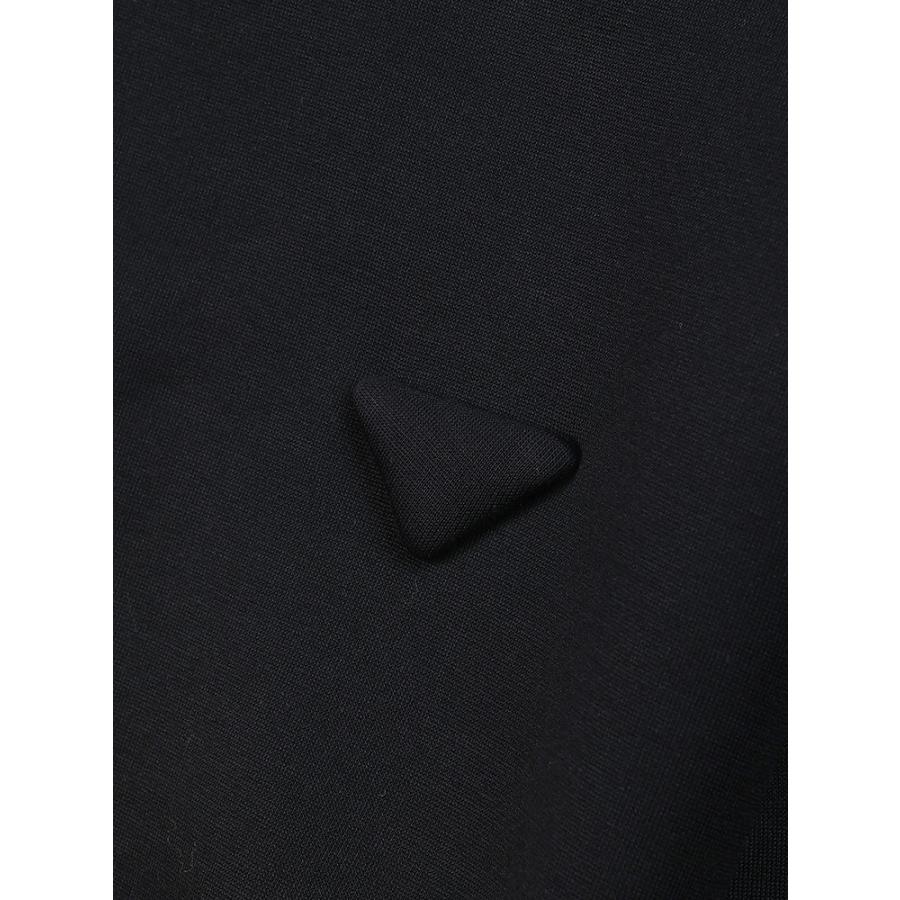 PRADA（プラダ） 立体ロゴ サイドジッパー ポケット付き ショート丈