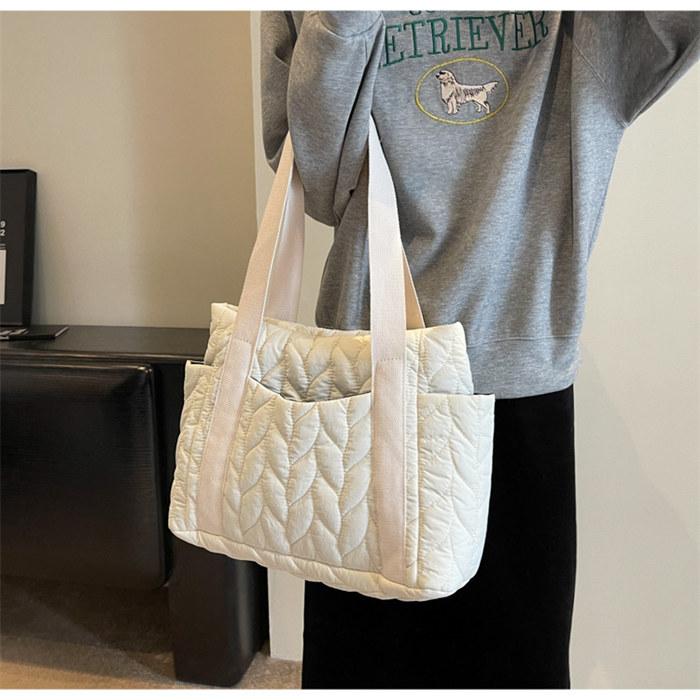 キルティングバッグ トートバッグ 中綿バッグ レディース バッグ 肩掛けバッグ キルティングトート軽量中綿 バッグ 収納 |  | 17