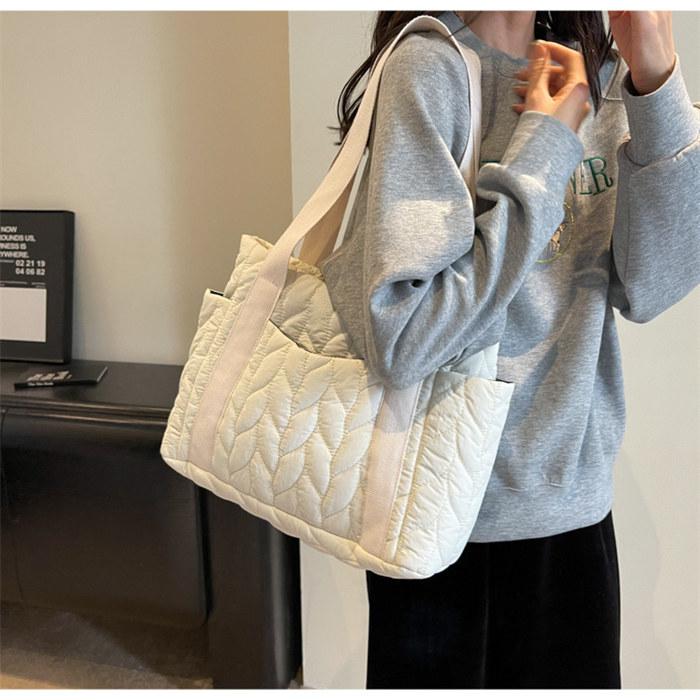 キルティングバッグ トートバッグ 中綿バッグ レディース バッグ 肩掛けバッグ キルティングトート軽量中綿 バッグ 収納 |  | 18
