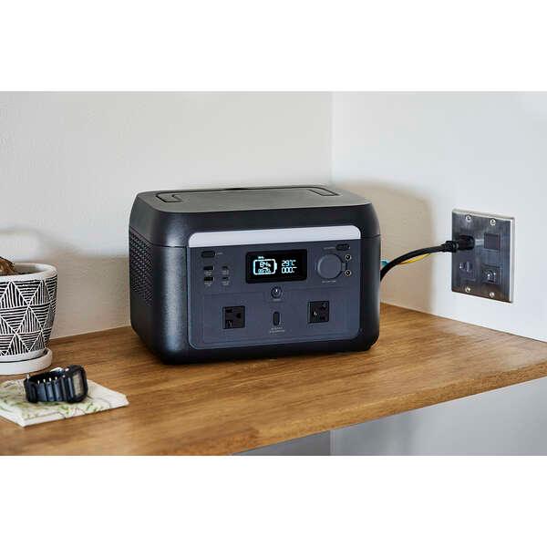 ポータブル電源 容量:512Wh AC・USB出力対応 電源のない場所でも家電製品の使用やデバイスの充電などを可能: DE-PS500PBKの画像