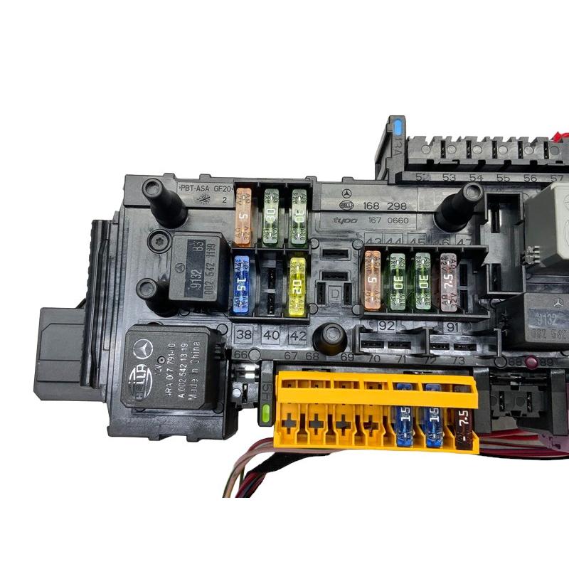 MB219 W204 C200 AV-S 前期 リア SAM/サム ヒューズ/リレー ボックス
