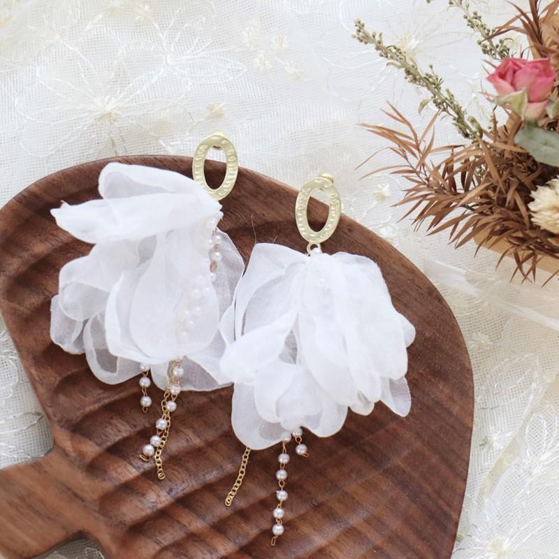 ピアス スタッドピアス イヤリング 両耳 レディース 花 フラワー 真鍮 メッシュ 布 S925ポスト アレルギー対応 ふわふわ ゆるふわ かわいい フェミニン おしゃれ |  | 02