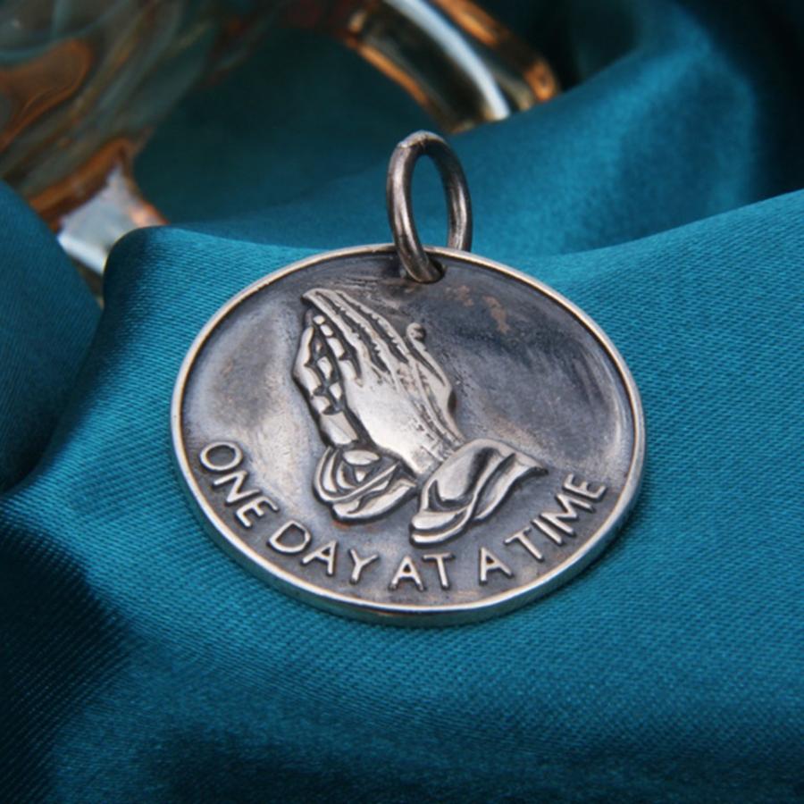 S925銀素材 お祈りの手 聖書の詩　jaunatis ペンダントトップ ネックレス ヴィンテージ メダル 円形 メンズ レディース 男女兼用 シルバー |  | 04