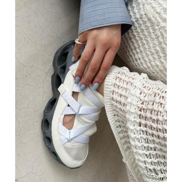 ミズノ×Spick & Span、カフェラテカラーの「別注WAVE PROPHECY STRAP