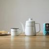 「DEAN ＆ DELUCA（ディーンアンドデルーカ）ホーローケトル ロゴ入り ホワイト 1.0L 1個」の商品サムネイル画像4枚目