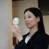 「【アウトレット】携帯扇風機 卓上 ミラーファンビュラス ノワール USB充電式/鏡・LED付/風量3段階 アイボリー DFCP226IV スパイス」の商品サムネイル画像5枚目