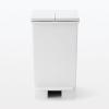 「無印良品 再生ポリプロピレン入り ペダル式ダストボックス 両開きフタ付き 小 20/30L袋用 良品計画」の商品サムネイル画像2枚目